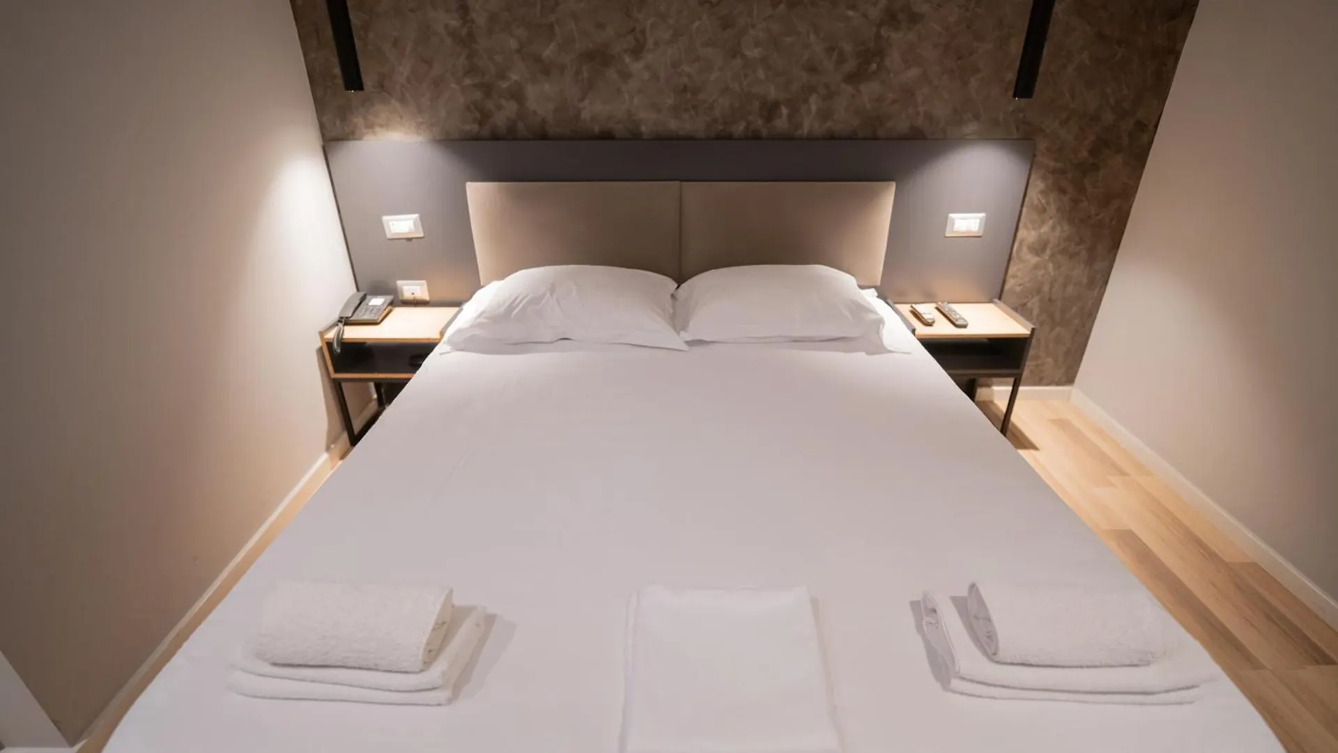 Center Boutique Hotel تيرانا