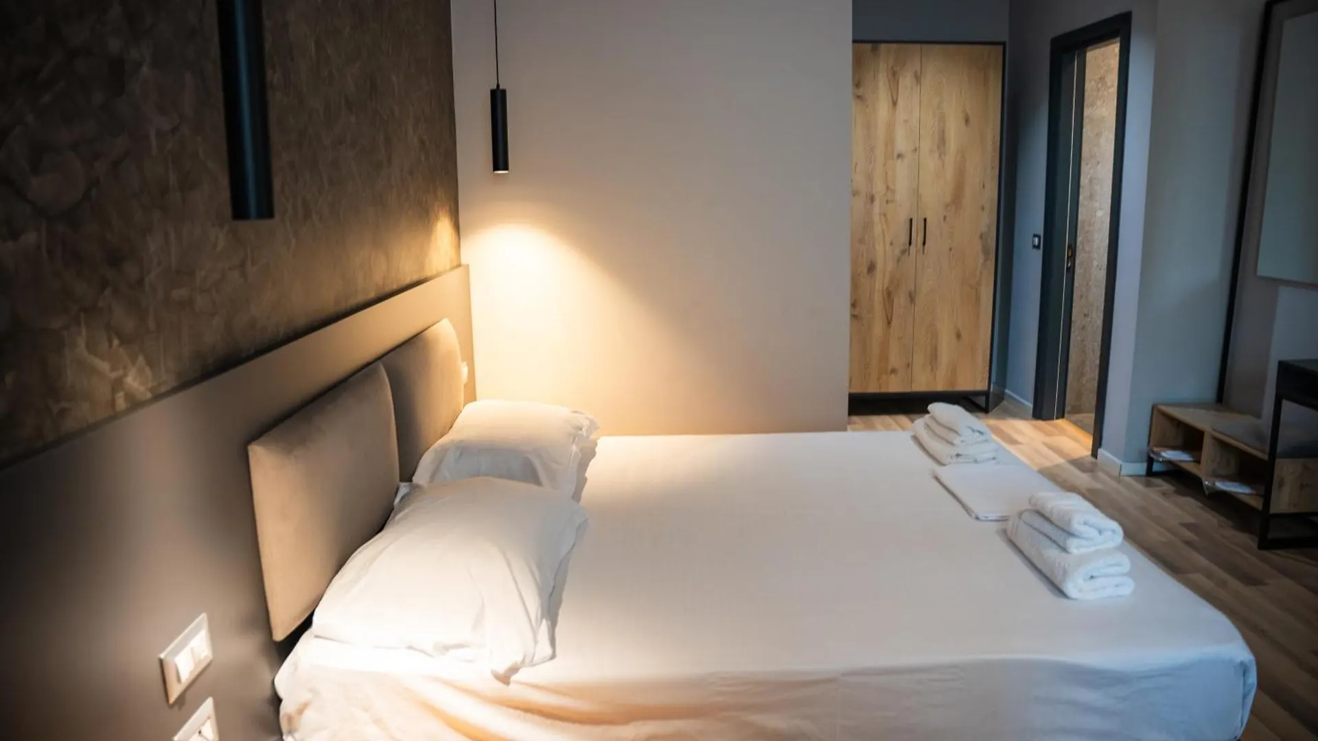 Center Boutique Hotel تيرانا